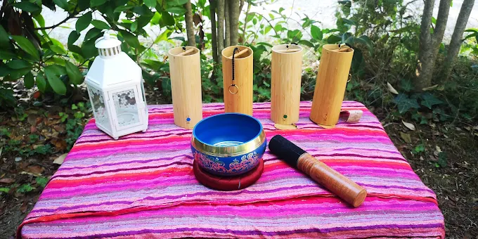Instruments thérapeutiques et bol sonore pour voyage sonore